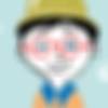 Image avec fond bleu clair, comme image on peut voir un petit garçon qui sourit et porte des lunettes rouges et un chapeau jaune dorée.